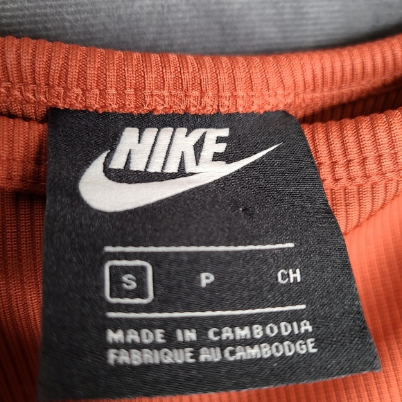 SOLD** NIKE ribbed crop top with lettuce hem - Picture 6 of 6